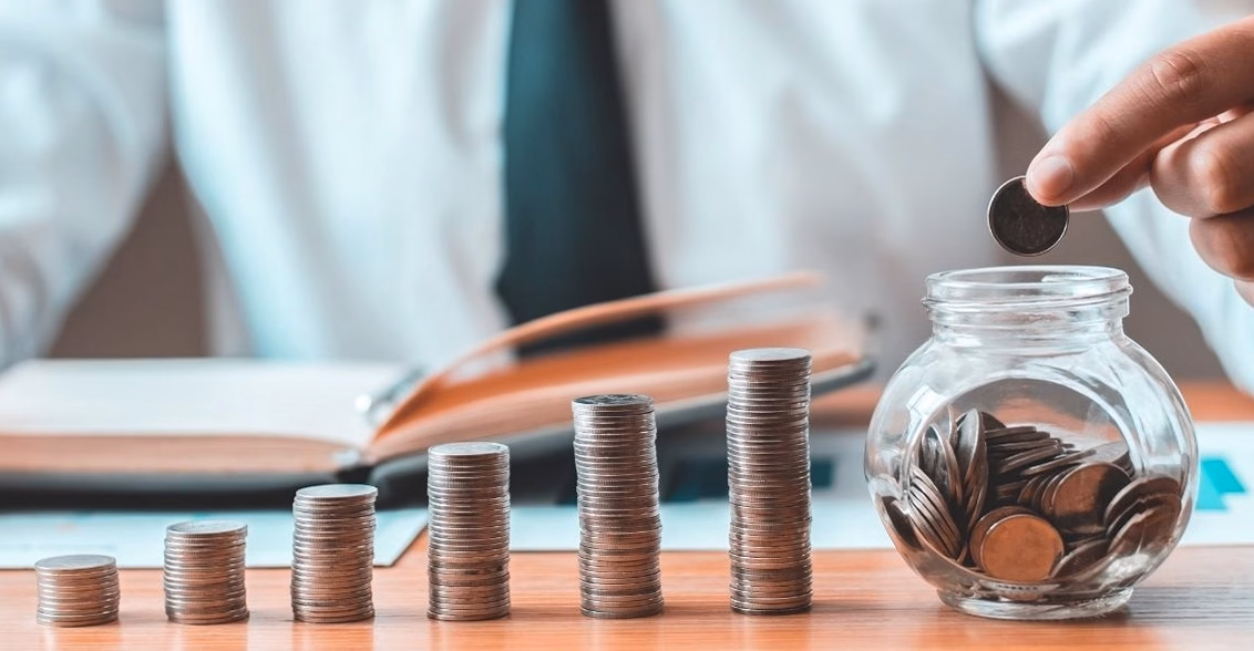 Perroquet ara : quel budget mensuel prévoir pour l&rsquo;entretien ?